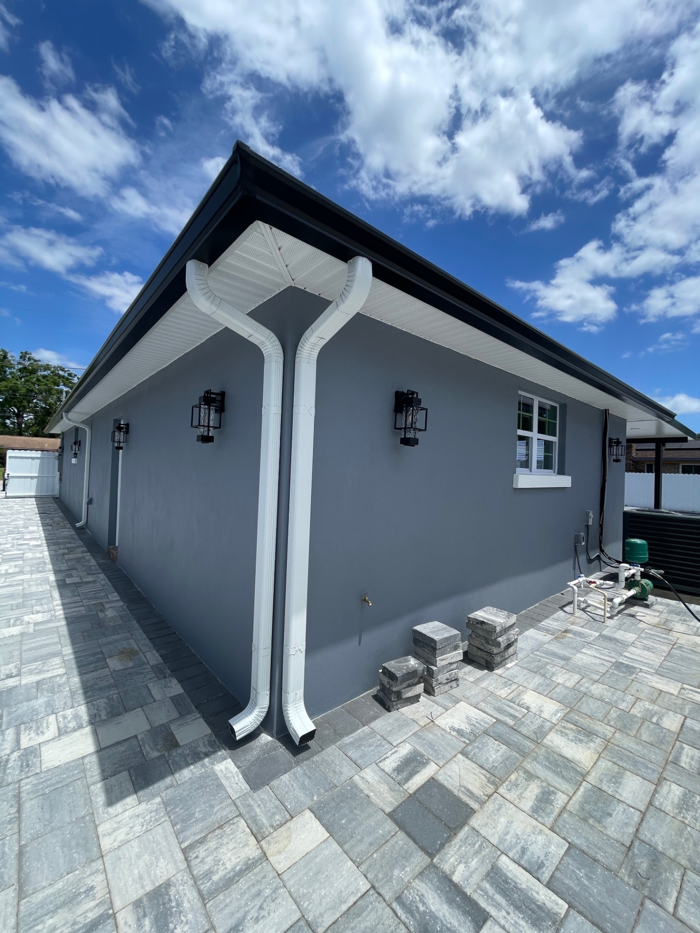 Full perimeter install · modern stucco